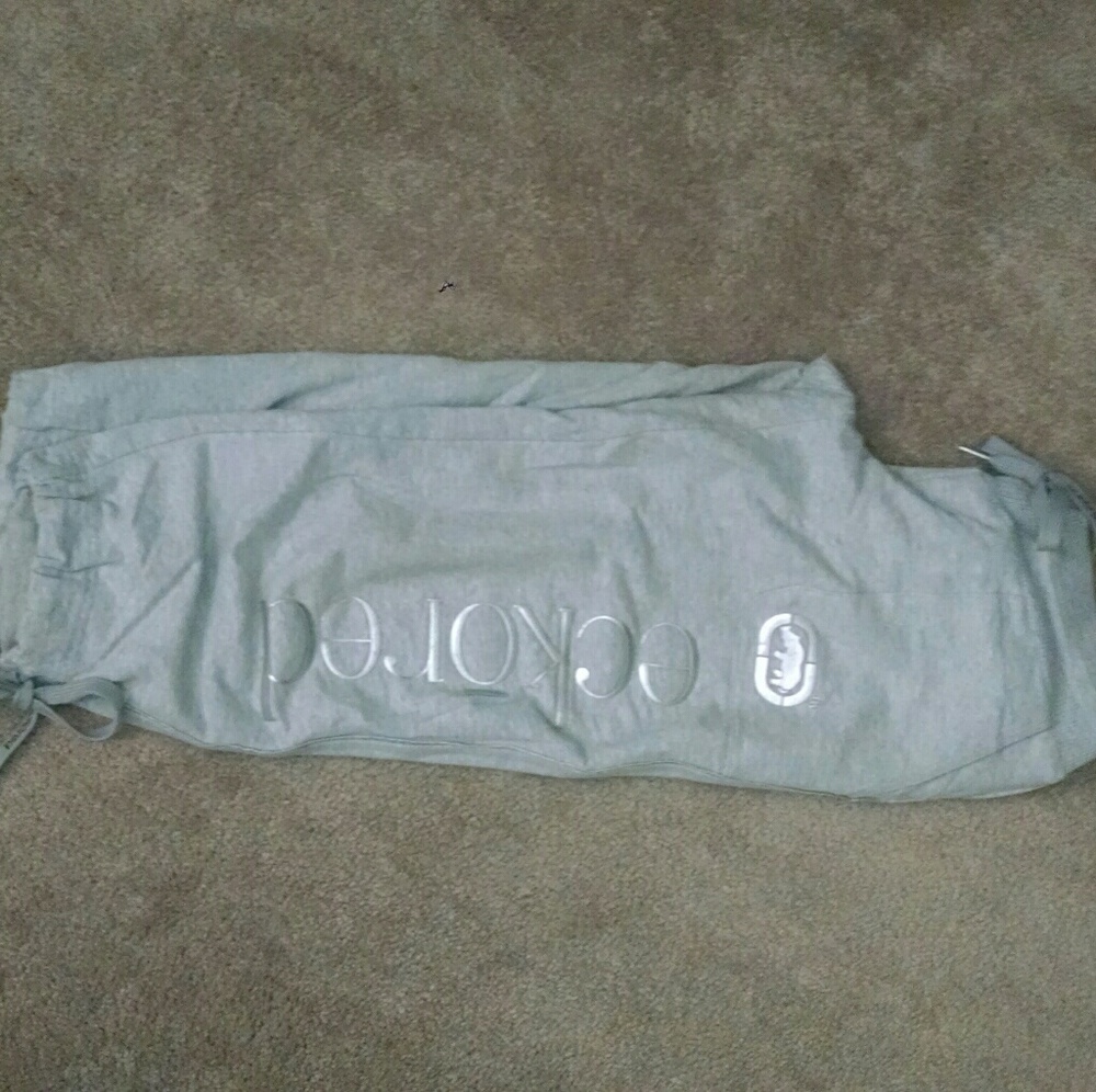 Echo red capris